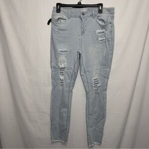 No boundaries distressed light wash skinny jeans in size 13